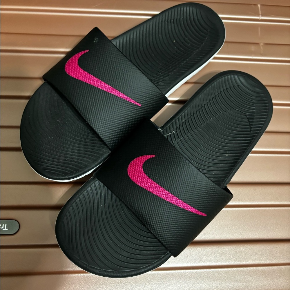 Like new Nike Slides